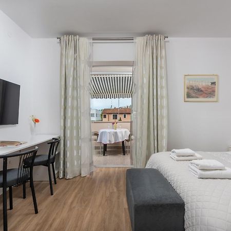 Apartments Viktor Porec Exterior photo